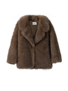 Vue détaillée d'un manteau en fausse fourrure marron avec col à revers doux