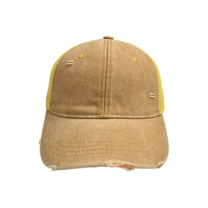 Detalle de gorra de béisbol caqui desgastada con malla y bordes deshilachados
