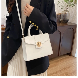 Vue détaillée d'un sac bandoulière blanc en cuir PU avec un fermoir doré en forme de pétale
