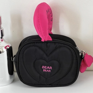 Borsa a tracolla nera trapuntata a cuore con manici in peluche rosa e ricamo Bear