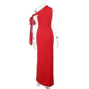 Vue arrière robe de soirée rouge asymétrique avec nœud et fente latérale chic