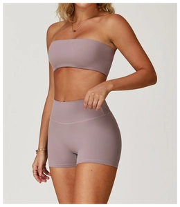 Detail von hoch tailliertem Yoga-Set in Mauve mit Bandeau-Top und formender Sporthose