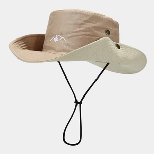 Détail chapeau de soleil kaki avec broderie montagne et cordon de serrage réglable