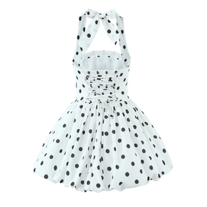 Détail du laçage style corset et du nœud papillon au dos de la robe d'été à pois