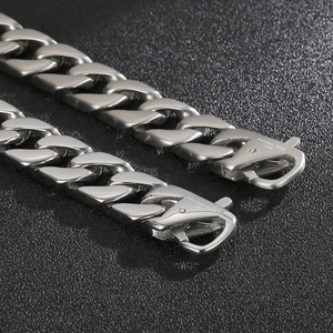 Close-up of 316L stainless steel cuban link chain showing polished silver curb texture