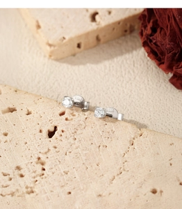 Nahaufnahme klassischer S925 Sterlingsilber Moissanit Ohrstecker auf Stein