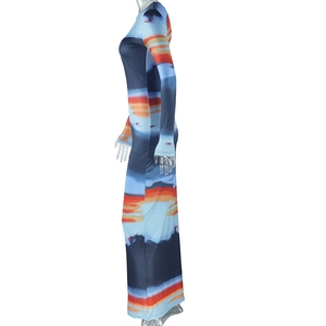 Dettaglio dell'abito aderente a maniche lunghe con vivace stampa sfumata tramonto
