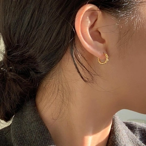 Elegant gold twisted rope C-shaped hoop earrings for women in a minimalist vintage style