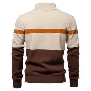 Detailansicht der dreifarbigen Patchwork-Rückseite dieses Herren-Strickpullovers