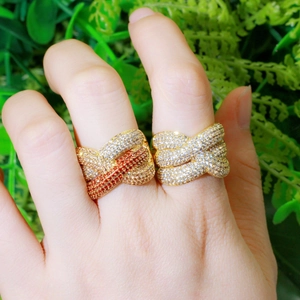 Anello largo incrociato placcato oro con zirconi bianchi e strisce arancioni