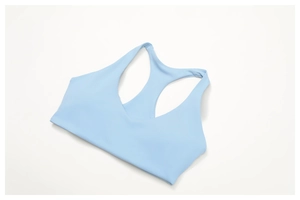 Dettaglio del reggiseno sportivo azzurro con dorso a vogatore in tessuto elastico senza cuciture