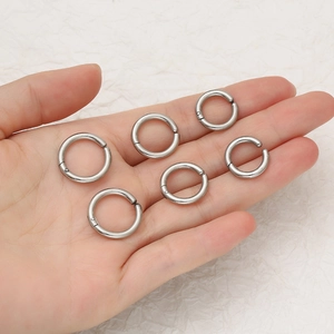 Gros plan détaillé de six clips d'oreille en acier inoxydable argenté sans perçage