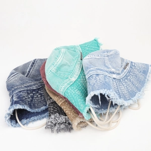 Cappelli alla pescatora in denim lavato multicolore con bordi sfrangiati e placca in metallo