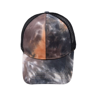 Detailaufnahme einer Tie-Dye Trucker-Cap mit atmungsaktivem Mesh und stabiler Nahtführung