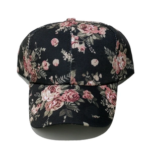 Dettaglio del cappello vintage con motivi a rose rosa su tessuto di cotone nero