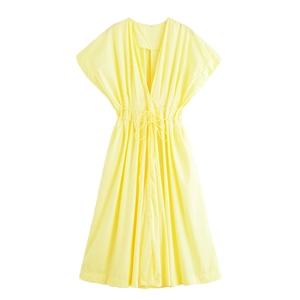 Gelbes Kurzarm-Midikleid mit V-Ausschnitt, Kordelzug an der Taille und Falten-Design