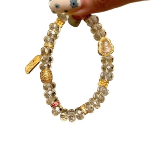 Bracelet de perles dorées avec pendentif calebasse en zircon et étiquette porte-bonheur