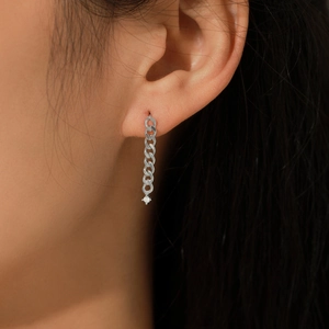 Silberne kubanische Gliederketten-Ohrringe mit Moissanit-Diamant-Anhänger am Model