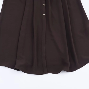 Robe mi-longue chemise marron foncé avec boutons dorés et tissu de haute qualité