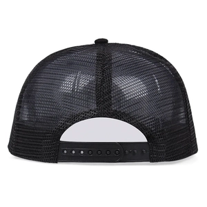 Detail der schwarzen atmungsaktiven Mesh-Trucker-Cap mit verstellbarem Snapback
