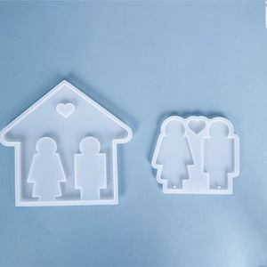 Vista macro di stampi in silicone a forma di casa per resina con sagome di coppie