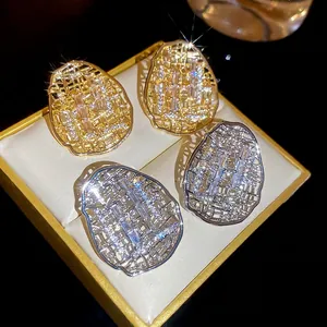 Boucles d'oreilles ovales évidées en or et argent avec des zircons cubiques brillants