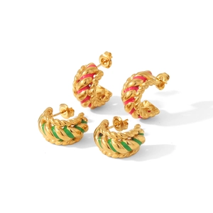 Boucles d'oreilles créoles C torsadées en acier titane doré avec émail rose et vert