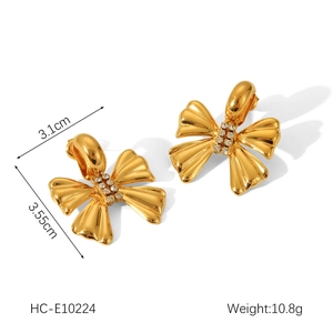 Detailed view of 18K gold bow-shaped stud earrings with pearl accents and size dimensions
