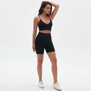 Detailansicht eines schwarzen nahtlosen Yoga-Sets mit V-Ausschnitt-BH und Shorts