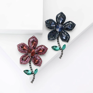 Broche Fleur en Strass Vintage Français pour Femme Élégante Épingle Florale en Cristal pour Costumes Robes Bijoux de Mode