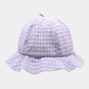 Vista dettagliata di un cappello da pescatore a quadretti viola con tesa ondulata.