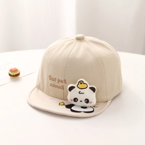 Détail de la casquette souple pour bébé avec peluche panda 3D et broderie