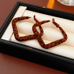 Détails des boucles d'oreilles carrées imprimé léopard dans un coffret cadeau