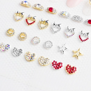 Assortiment exquis de breloques à ongles en cœur, étoile et nœud avec micro-strass sertis