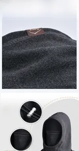 Detalle de pasamontañas gris de invierno con tela de felpa y hebilla de metal ajustable