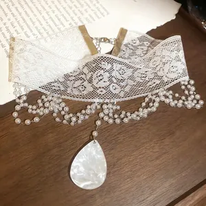 Choker élégant en dentelle blanche avec pampilles de perles et pendentif goutte rétro