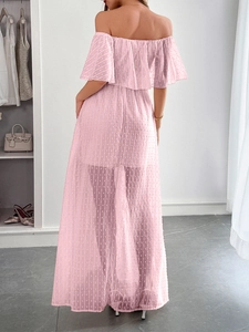 Dettaglio vestito rosa a pois con spalle scoperte e corpetto a volant e gonna velata