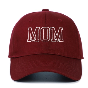 Détail de la broderie MOM sur la casquette de baseball vintage en coton bordeaux