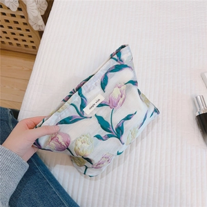 Vue détaillée de la trousse de toilette en jacquard de tulipes avec étiquette simple wish