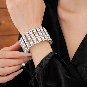 Bracelet géométrique argenté avec rangées de strass porté au poignet d'un mannequin