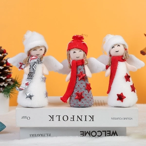 Trois poupées anges de Noël en peluche avec bonnets tricotés et ailes blanches