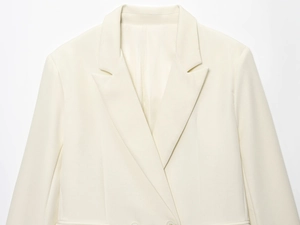 Détail du blazer croisé crème montrant la texture fine et le design du revers