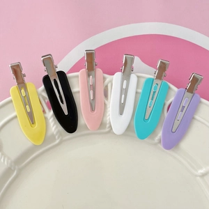 Lot de six barrettes à cheveux mates sans trace disposées sur une assiette décorative