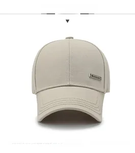 Détail d'une casquette de baseball beige avec plaque métallique Narason sur le côté