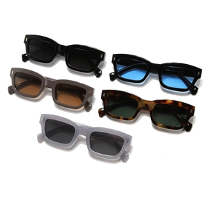 Ensemble de lunettes de soleil carrées classiques en divers coloris dont l'écaille