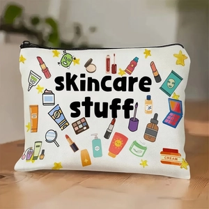 Detail der weißen Canvas-Kosmetiktasche mit Skincare-Stuff-Aufdruck und Reißverschluss