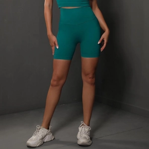 Detail der nahtlosen High-Waist-Yoga-Shorts in Petrol mit Fokus auf Textur und Passform