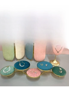 Set de expositor de joyas de terciopelo con pantallas plegables y bandejas multinivel