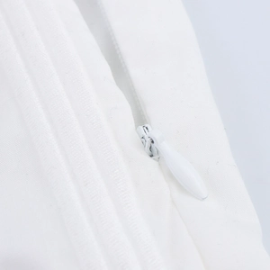 Ensemble deux pièces avec broderie creuse, fermeture éclair invisible et tissu blanc