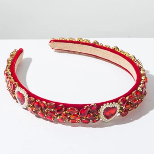 Macro detail van luxe rode fluwelen haarband met kristallen, parels en hart edelstenen